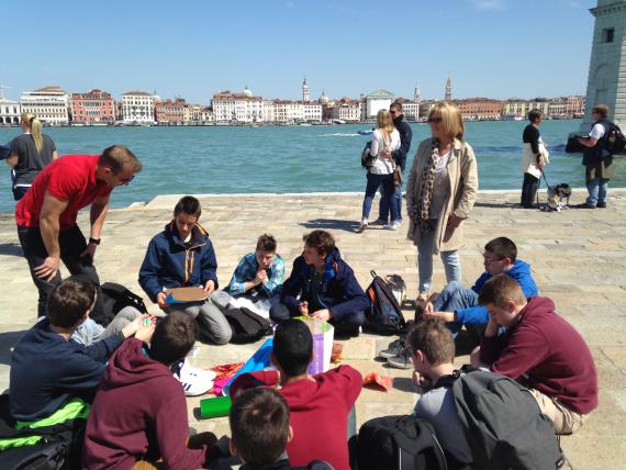 L’an dernier, à Venise, les élèves de l’Athénée royal Jules Bara à Tournai ont relevé les défis lancés par les futurs enseignants : rallye photos, jeu de piste, fabrication d’un blason…