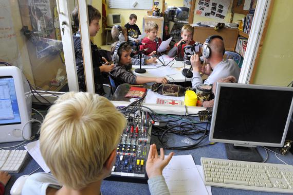 Cet après-midi, la classe se mue en salle de rédaction de Radio Chocotoff, la radio d’école.
