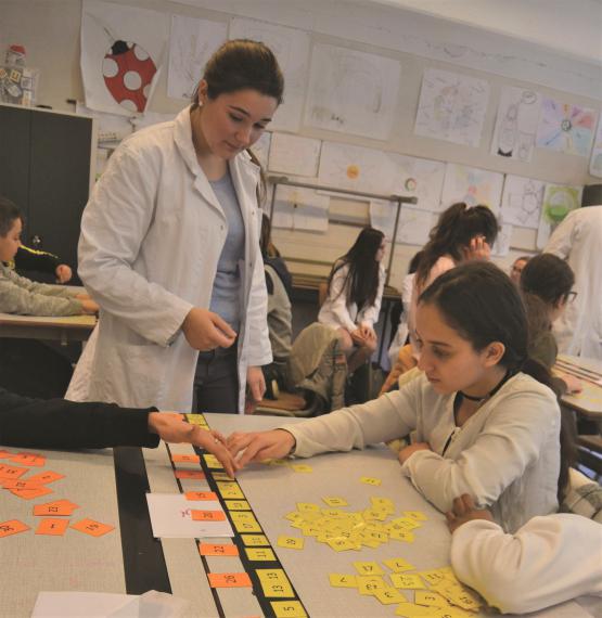 Des étudiants de la Haute Ecole de Bruxelles préparent des ateliers scientifiques pour les élèves de primaire ou de secondaire.