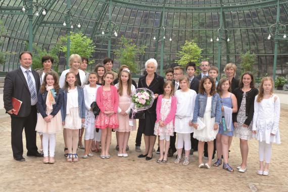 Mme Isabelle Farine et ses élèves lors de la remise du Prix Paola.