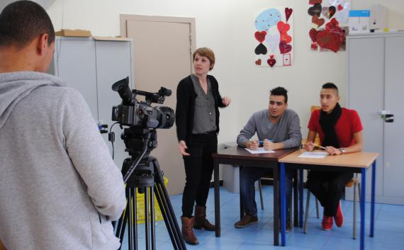 En initiant ses élèves à l’analyse de l’image et aux techniques filmiques, Dominique Ranwez leur permet de développer des arguments pour apprécier un court-métrage.