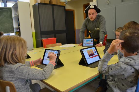 De futurs instituteurs de l'Henallux ont animé des ateliers informatiques à l'l’École communale d’Aisemont.