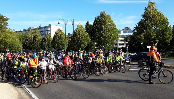 La première année, l’école a multiplié les activités, dont un gros évènement, Bike for DDM, qui a amené 400 élèves à faire le trajet de l’école au Parc de Tervuren.