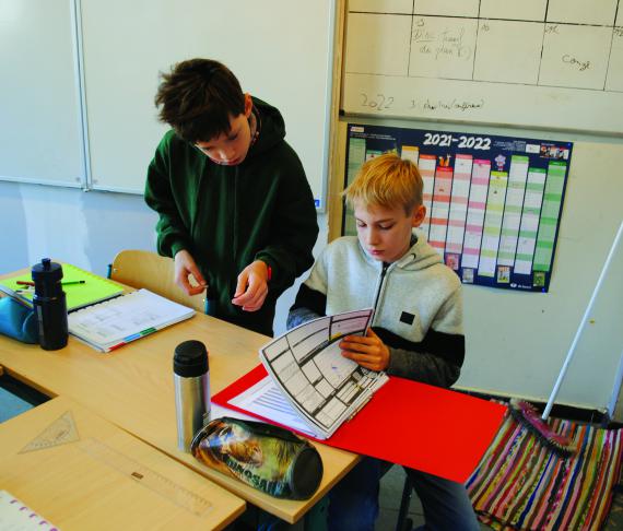 Maxime, élève de P6 au collège Saint-Michel, prend du plaisir à aider ses copains de classe.