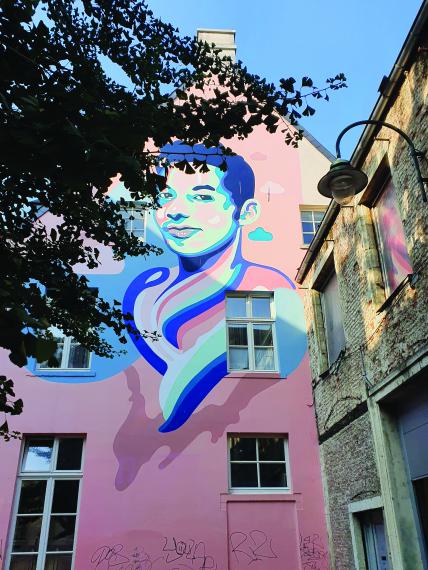 Une fresque commémorative de 80  mètres peinte par la street artiste Anthea Missy se  trouve 36 rue Saint-Christophe, à Bruxelles.