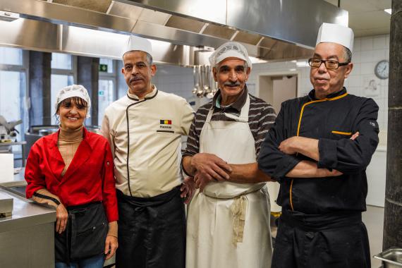 De gauche à droite, l’équipe cuisine : Falida (commise de cuisine), Hassan (chef de cuisine), Abdel (plongeur) et El Habib (commis de cuisine)